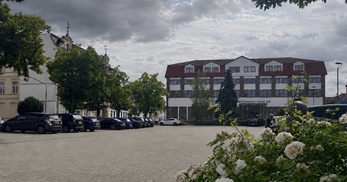 Blick über den Rolandplatz auf das Hauptgebäude der Volksbank Jerichower Land eG in Burg (Sachsen-Anhalt). Ein aktueller Fall zeigt, wie Fragen der Mitgliederinformation, Transparenz und genossenschaftlichen Kontrolle in der Praxis verhandelt werden. Foto: Max Bertier